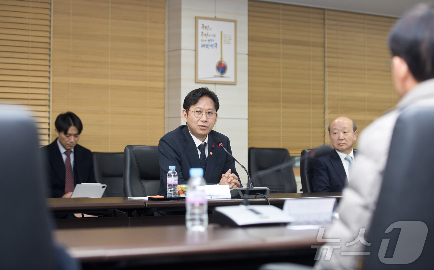 (서울=뉴스1) = 배경훈 부총리 겸 과학기술정보통신부 장관이 22일 오전 서울 종로구 광화문우체국에서 열린 '정보통신 분야 원로 간담회' 에서 인사말을 하고 있다. (과학기술정보 …