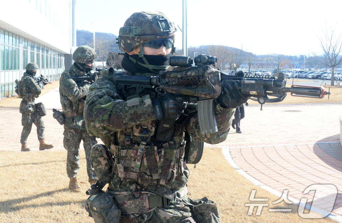 (전주=뉴스1) 유경석 기자 = 육군 35사단 충무여단 장병들이 22일 전북 전주시 농촌진흥청 농업유전자원센터에서 혹한기 전술훈련의 일환으로 실시된 민·관·군·경·소방 등 통합방위 …