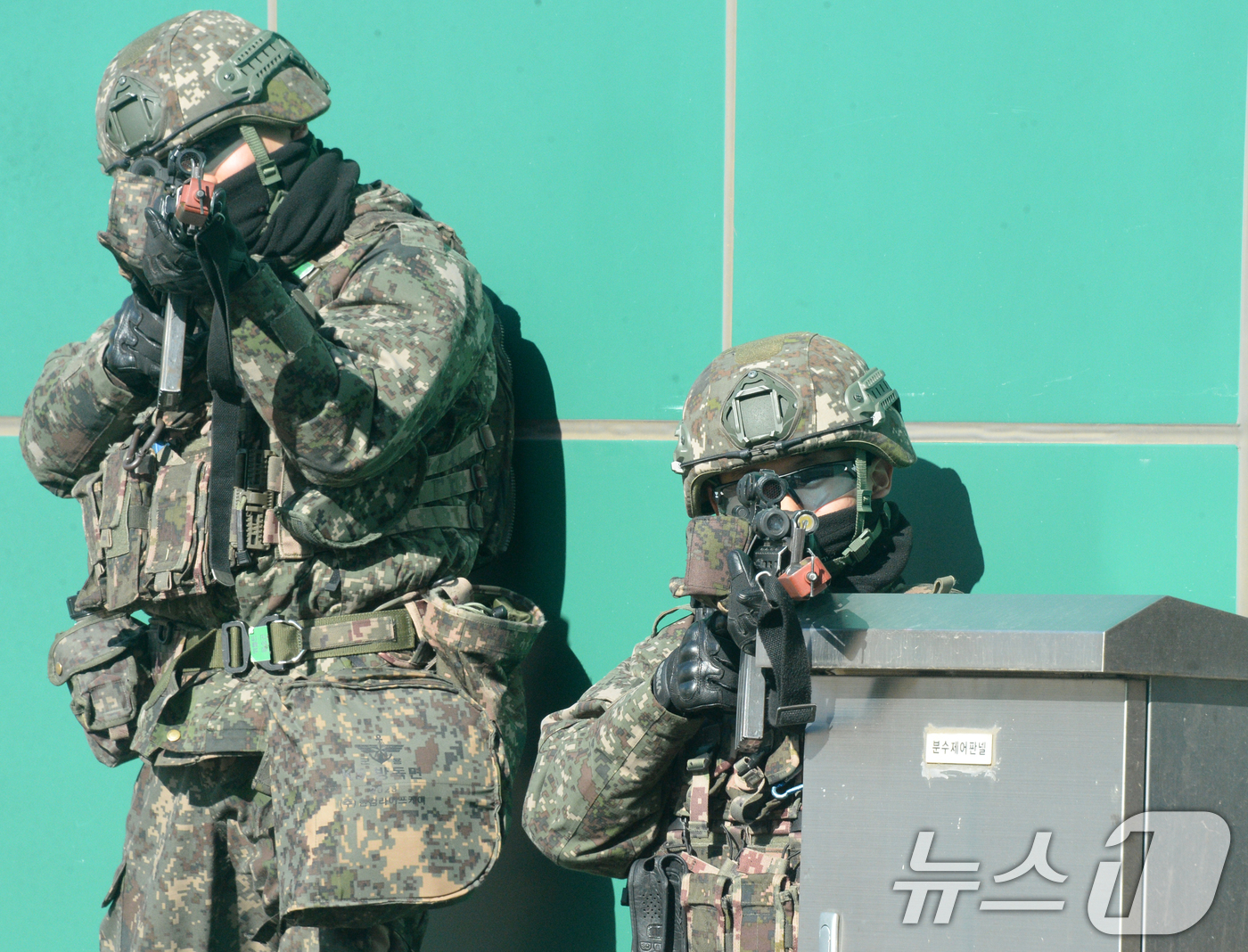 (전주=뉴스1) 유경석 기자 = 육군 35사단 충무여단 장병들이 22일 전북 전주시 농촌진흥청 농업유전자원센터에서 혹한기 전술훈련의 일환으로 실시된 민·관·군·경·소방 등 통합방위 …