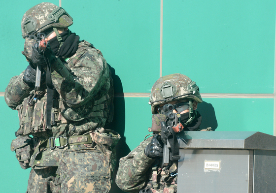 사주경계하는 35사단 장병들