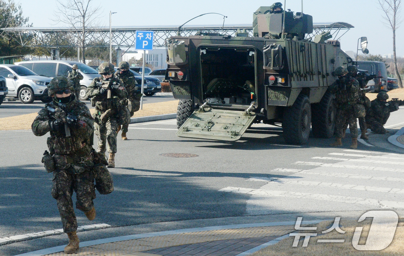 (전주=뉴스1) 유경석 기자 = 육군 35사단 충무여단 장병들이 22일 전북 전주시 농촌진흥청 농업유전자원센터에서 혹한기 전술훈련의 일환으로 실시된 민·관·군·경·소방 등 통합방위 …