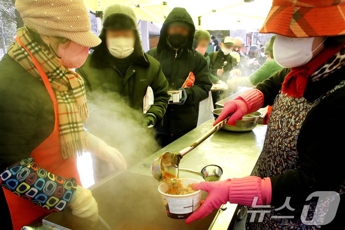 본문 이미지 - 한파가 이어진 22일 대구 달서구 두류공원 사랑해밥차 무료급식소에서 자원봉사자들이 배식을 하고 있다. 2026.1.22/뉴스1 ⓒ News1 공정식 기자