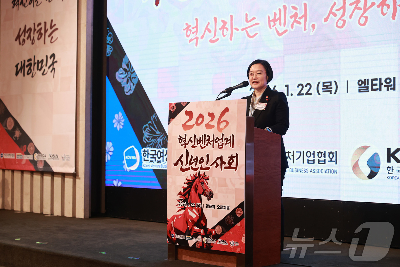 (서울=뉴스1) = 한성숙 중소벤처기업부 장관이 22일 서울 서초구 엘타워에서 열린 2026 혁신벤처업계 신년인사회에서 축사를 하고 있다. (중소벤처기업부 제공. 재판매 및 DB …