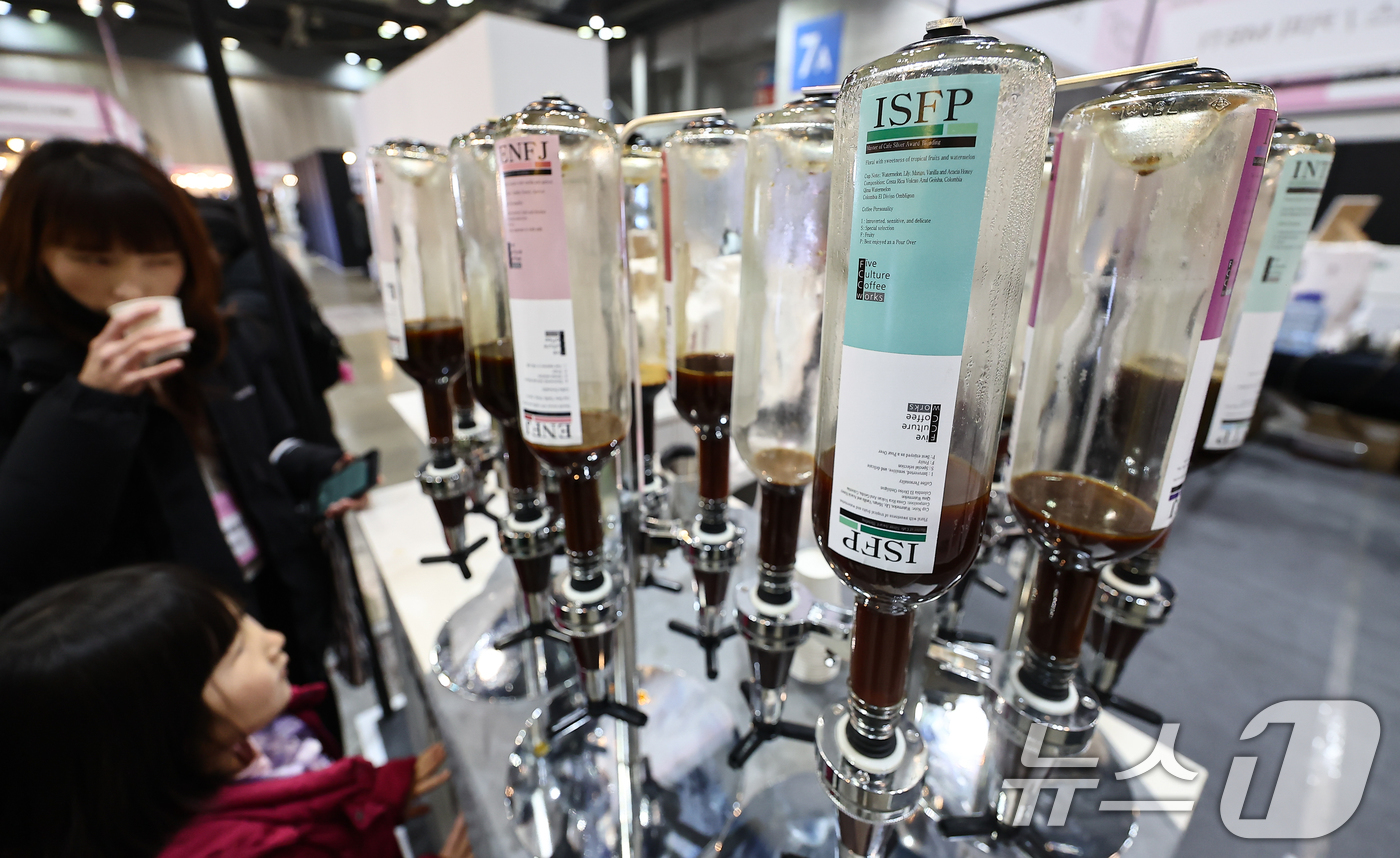 (고양=뉴스1) 김도우 기자 = 22일 경기 고양시 킨텍스에서 열린 2026 카페디저트페어에서 관람객들이 커피를 살펴보고 있다. 2026.1.22/뉴스1