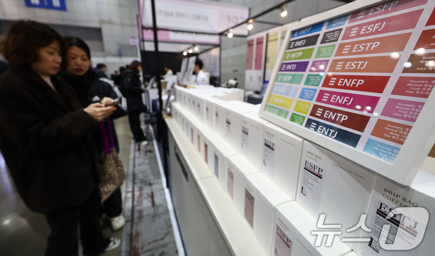 (고양=뉴스1) 김도우 기자 = 22일 경기 고양시 킨텍스에서 열린 2026 카페디저트페어에서 관람객들이 커피를 살펴보고 있다. 2026.1.22/뉴스1