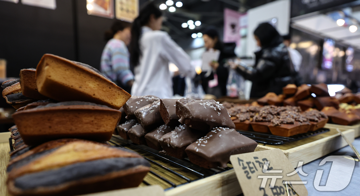 (고양=뉴스1) 김도우 기자 = 22일 경기 고양시 킨텍스에서 열린 2026 카페디저트페어에서 관람객들이 디저트를 살펴보고 있다. 2026.1.22/뉴스1
