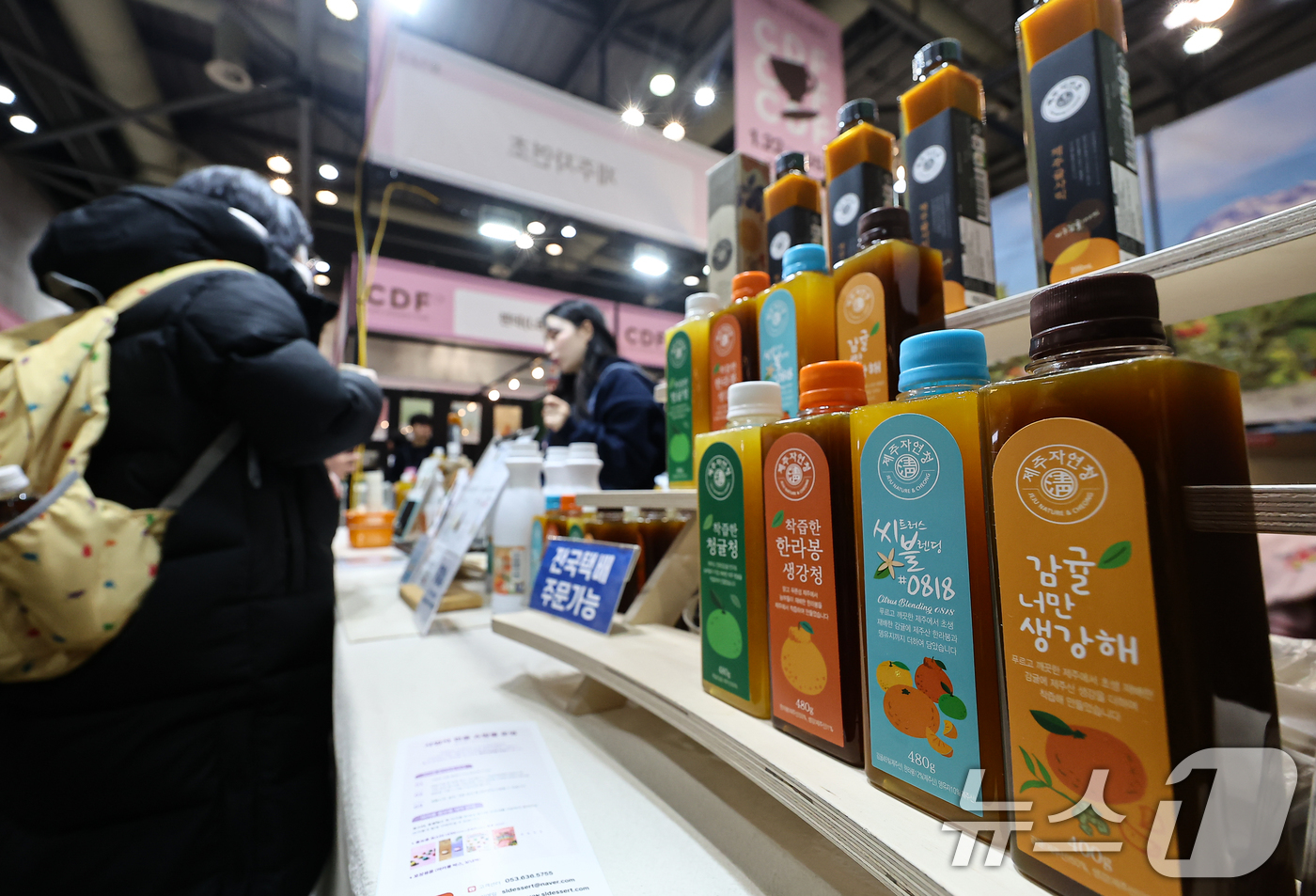 (고양=뉴스1) 김도우 기자 = 22일 경기 고양시 킨텍스에서 열린 2026 카페디저트페어에서 관람객들이 음료를 살펴보고 있다. 2026.1.22/뉴스1