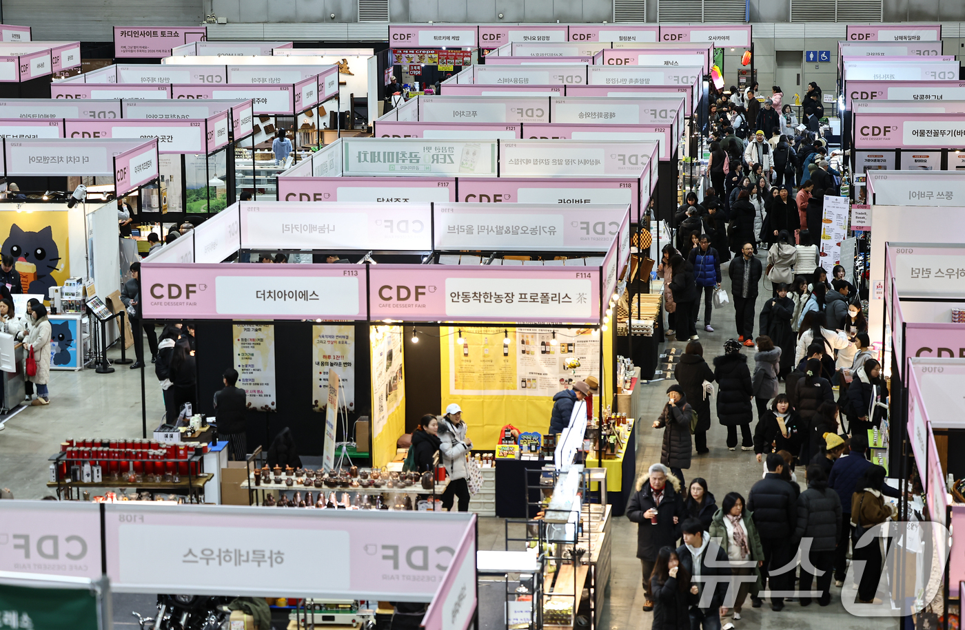 (고양=뉴스1) 김도우 기자 = 22일 경기 고양시 킨텍스에서 열린 2026 카페디저트페어에서 관람객들이 부스를 살펴보고 있다. 2026.1.22/뉴스1