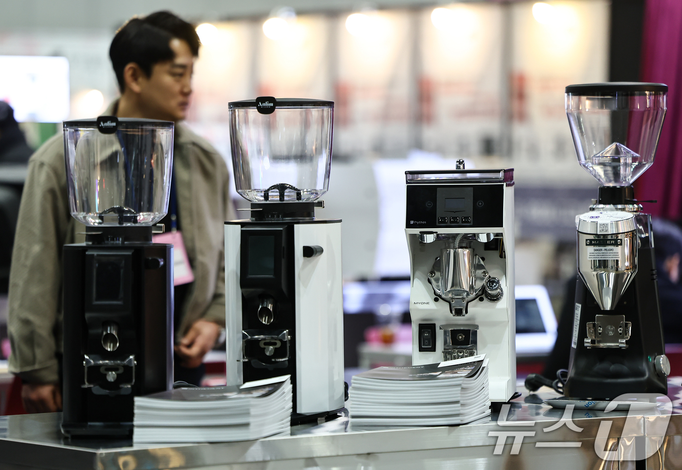 (고양=뉴스1) 김도우 기자 = 22일 경기 고양시 킨텍스에서 열린 2026 카페디저트페어에서 관람객들이 커피용품을 살펴보고 있다. 2026.1.22/뉴스1
