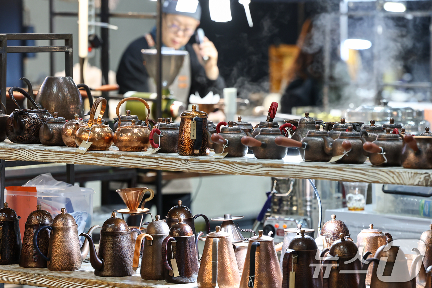 (고양=뉴스1) 김도우 기자 = 22일 경기 고양시 킨텍스에서 열린 2026 카페디저트페어에서 관람객들이 커피용품을 살펴보고 있다. 2026.1.22/뉴스1