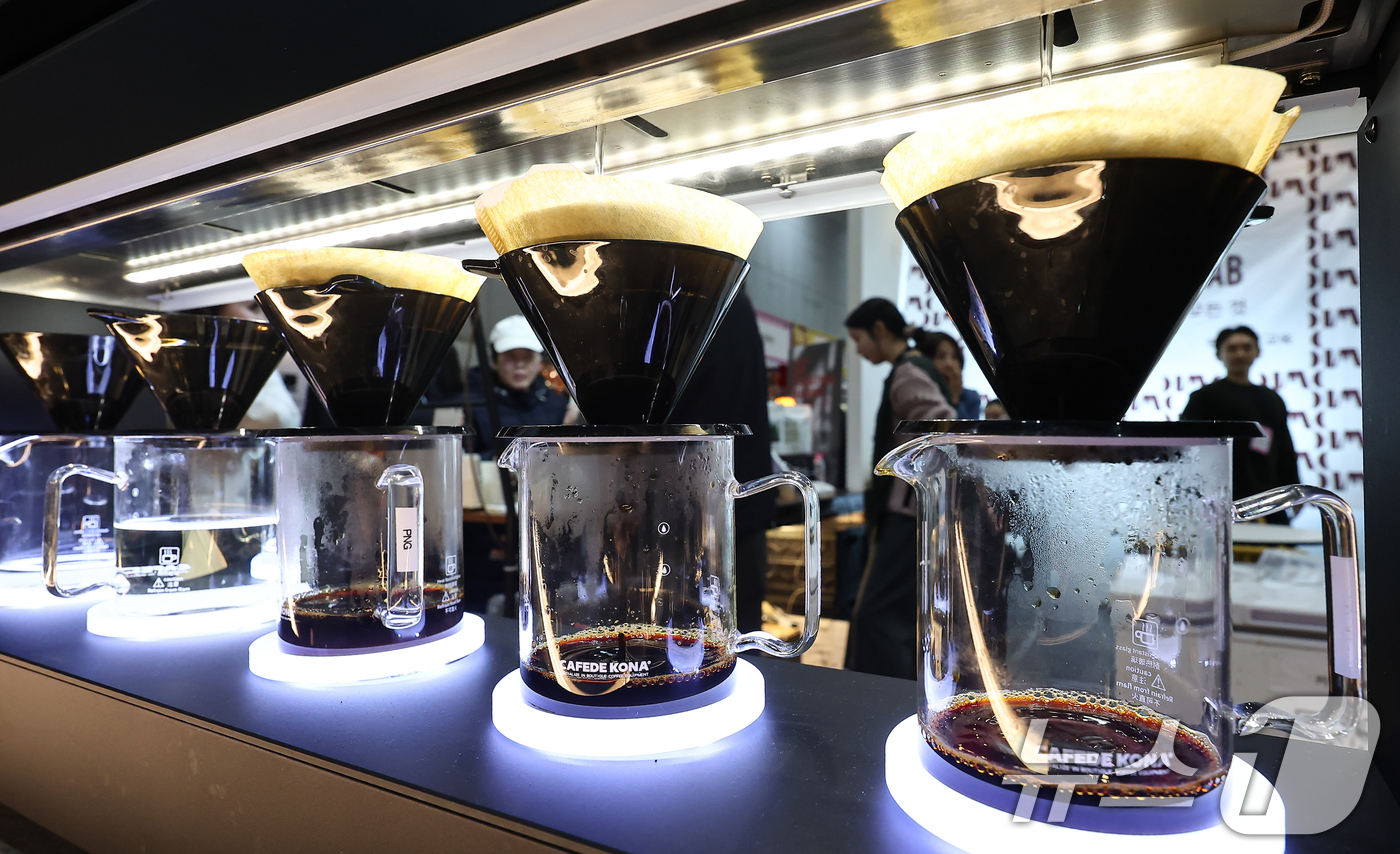 (고양=뉴스1) 김도우 기자 = 22일 경기 고양시 킨텍스에서 열린 2026 카페디저트페어에서 관람객들이 커피를 살펴보고 있다. 2026.1.22/뉴스1