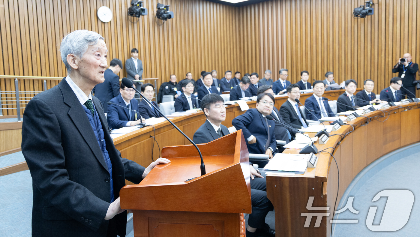 (서울=뉴스1) 이승배 기자 = 이석암 전 서울지방항공청장이 22일 서울 여의도 국회에서 열린 제431회국회(임시회) 국토교통위원회 12.29 여객기 참사 진상규명을 위한 국정조사 …