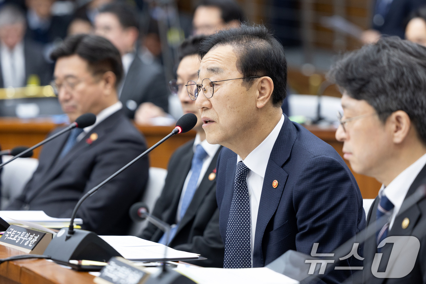 (서울=뉴스1) 이승배 기자 = 김윤덕 국토교통부 장관이 22일 서울 여의도 국회에서 열린 제431회국회(임시회) 국토교통위원회 12.29 여객기 참사 진상규명을 위한 국정조사특별 …