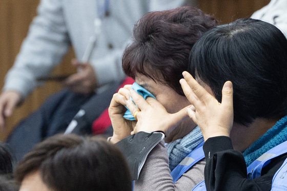눈물 훔치는 여객기 참사 유가족들