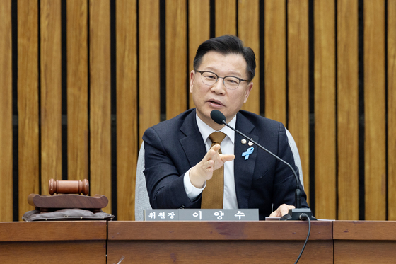 발언하는 이양수 위원장