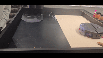 본문 이미지 - 22일 더현대 서울 다이슨 팝업스토어에서 시연 중인 다이슨 스팟앤스크럽(Spot+Scrub) Ai 로봇 청소기. 2026.1.22/뉴스1 ⓒ 뉴스1 박주평 기자