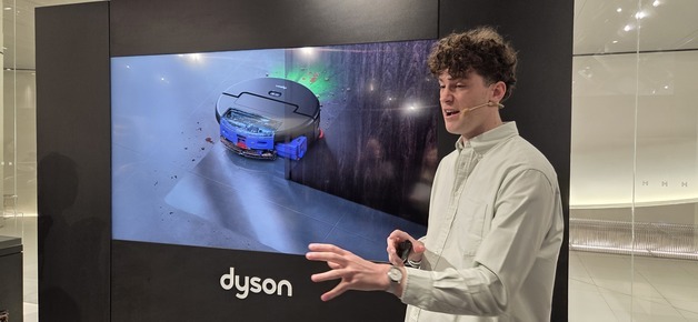 다이슨, 더현대 팝업서 첫 건습식 로청 공개…로청대전 출사표