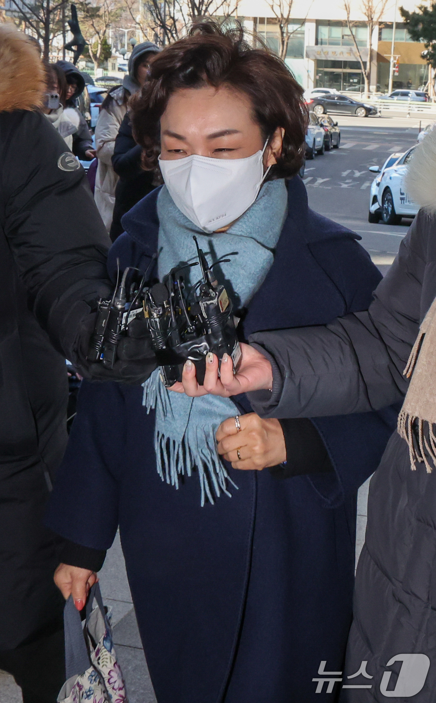 (서울=뉴스1) 안은나 기자 = 김병기 무소속 의원의 배우자 이예다 씨가 22일 오후 마포구 서울경찰청 공공범죄수사대에서 법인카드 유용 의혹과 관련 피의자 신분으로 조사를 받기 위 …