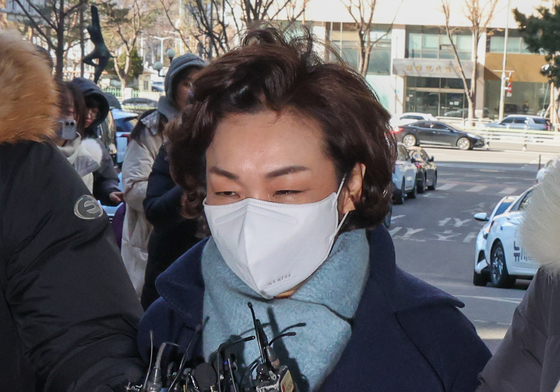 김병기 의원 부인 '묵묵부답'