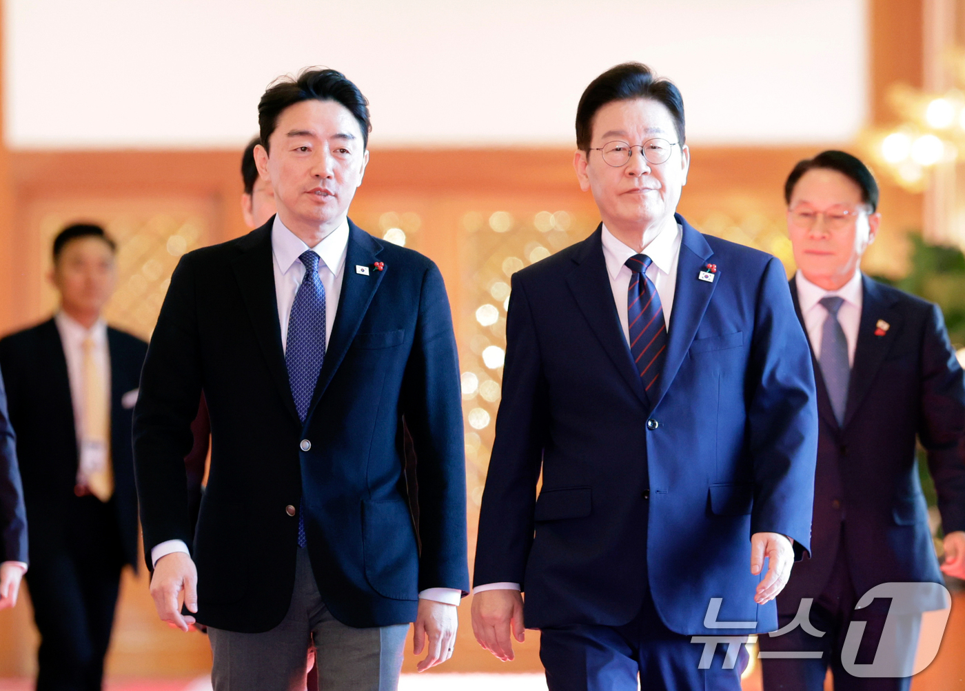 (서울=뉴스1) 허경 기자 = 이재명 대통령이 22일 청와대에서 열린 수석보좌관회의에 강훈식 비서실장과 함께 입장하고 있다. (청와대통신사진기자단) 2026.1.22/뉴스1