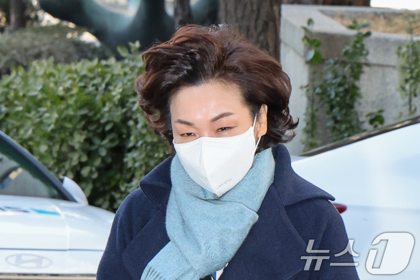 (서울=뉴스1) 안은나 기자 = 김병기 무소속 의원의 배우자 이예다 씨가 22일 오후 마포구 서울경찰청 공공범죄수사대에서 법인카드 유용 의혹과 관련 피의자 신분으로 조사를 받기 위 …