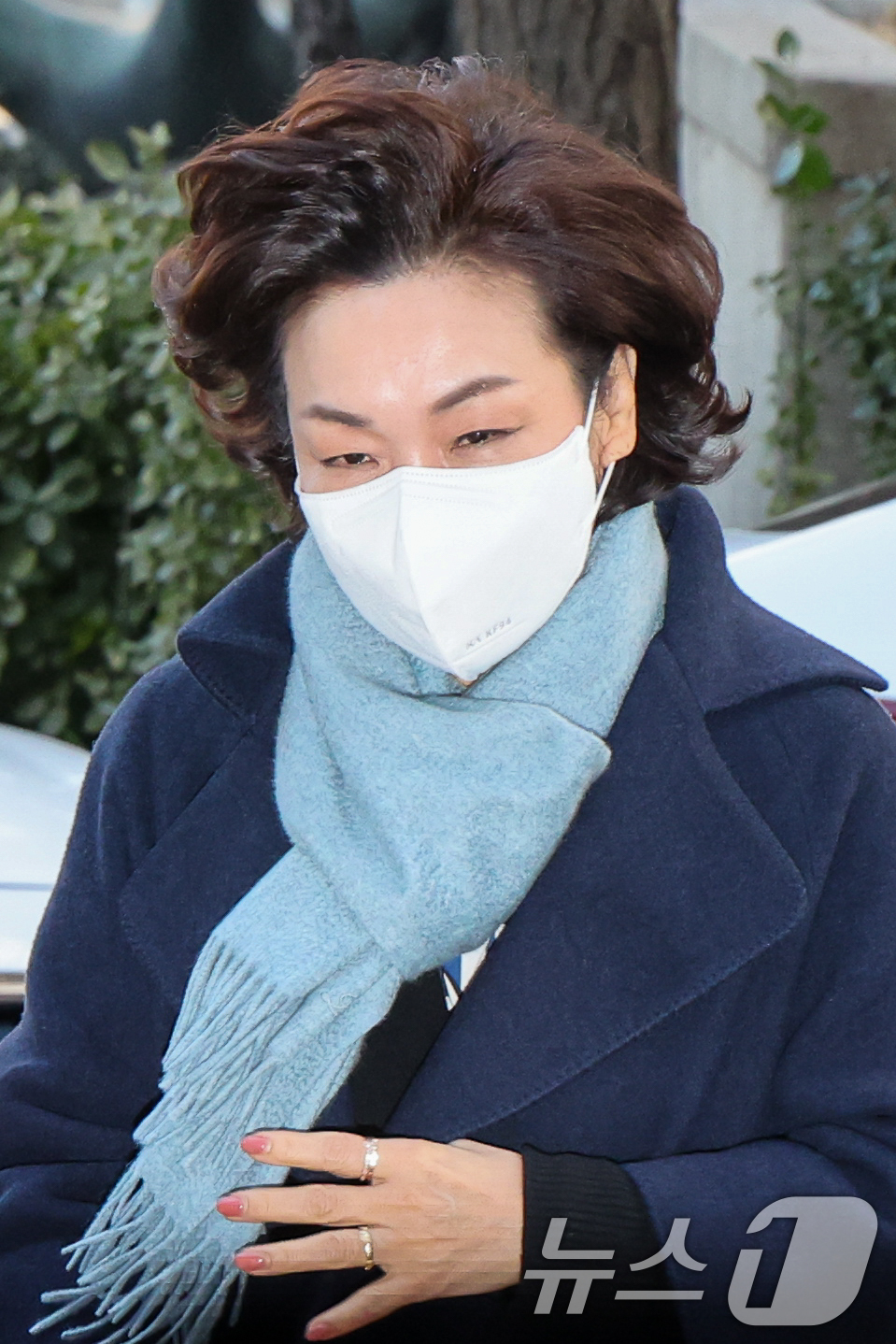 (서울=뉴스1) 안은나 기자 = 김병기 무소속 의원의 배우자 이예다 씨가 22일 오후 마포구 서울경찰청 공공범죄수사대에서 법인카드 유용 의혹과 관련 피의자 신분으로 조사를 받기 위 …