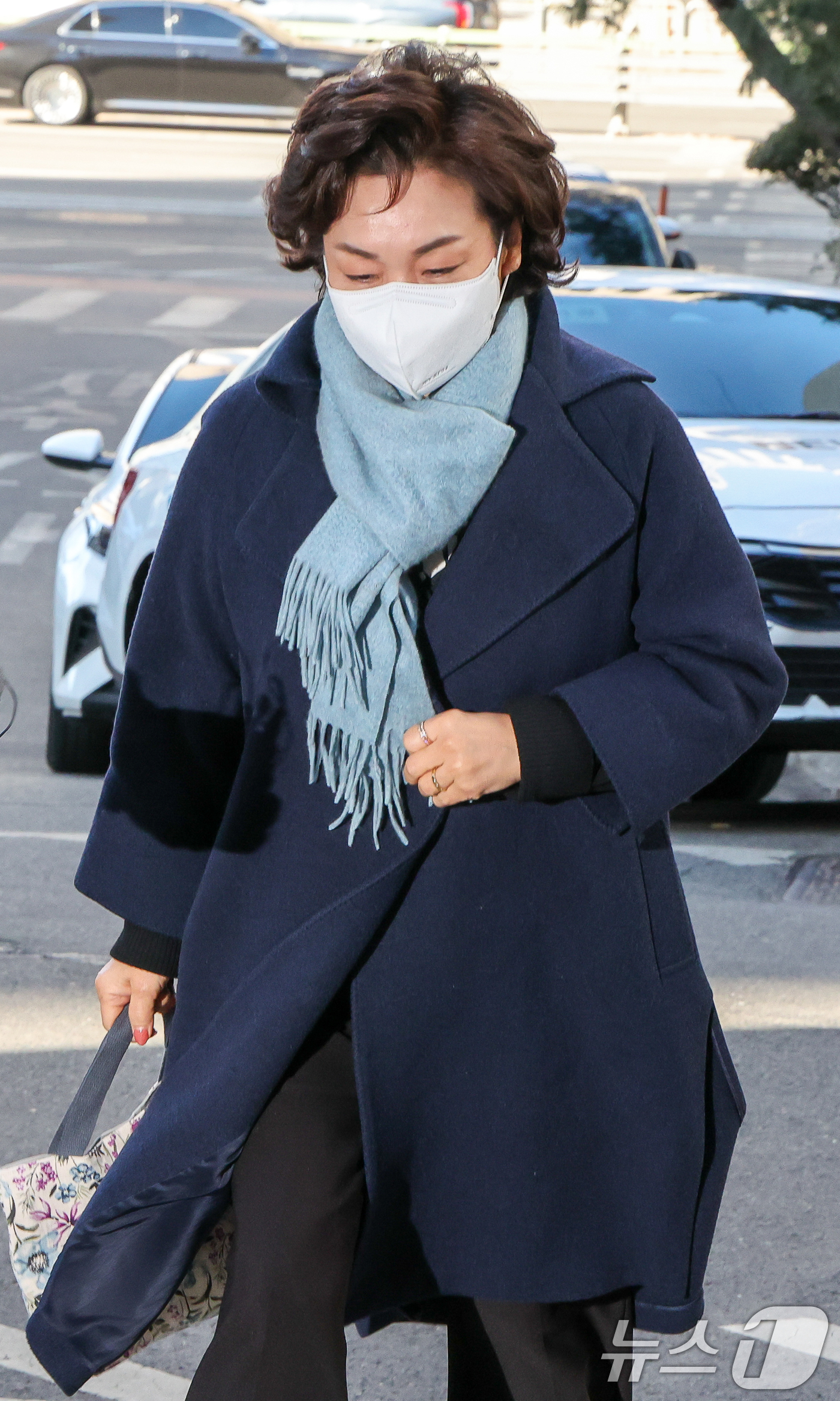 (서울=뉴스1) 안은나 기자 = 김병기 무소속 의원의 배우자 이예다 씨가 22일 오후 마포구 서울경찰청 공공범죄수사대에서 법인카드 유용 의혹과 관련 피의자 신분으로 조사를 받기 위 …