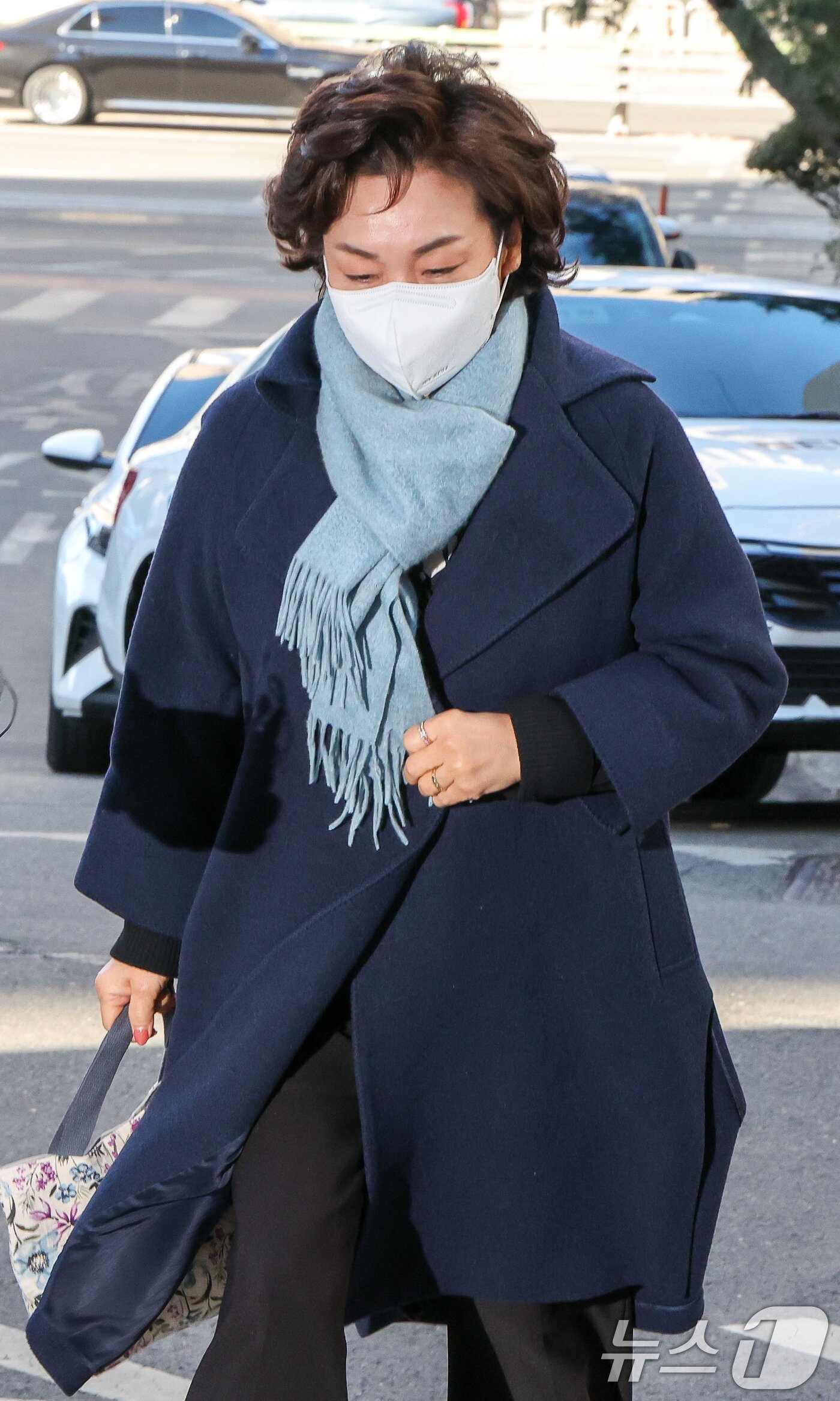 본문 이미지 - 김병기 무소속 의원의 배우자 이예다 씨가 22일 오후 마포구 서울경찰청 공공범죄수사대에서 법인카드 유용 의혹과 관련 피의자 신분으로 조사를 받기 위해 출석하고 있다. 2026.1.22/뉴스1 ⓒ News1 안은나 기자