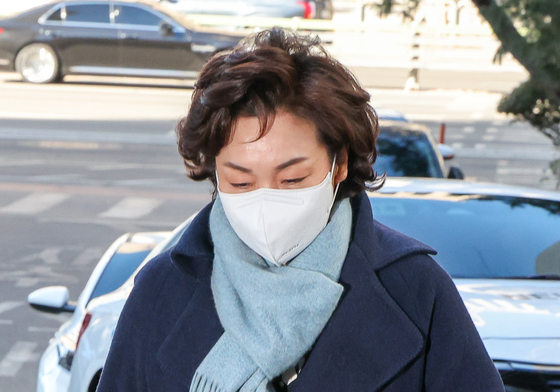 '법카 유용 의혹' 김병기 의원 부인, 경찰 조사 출석