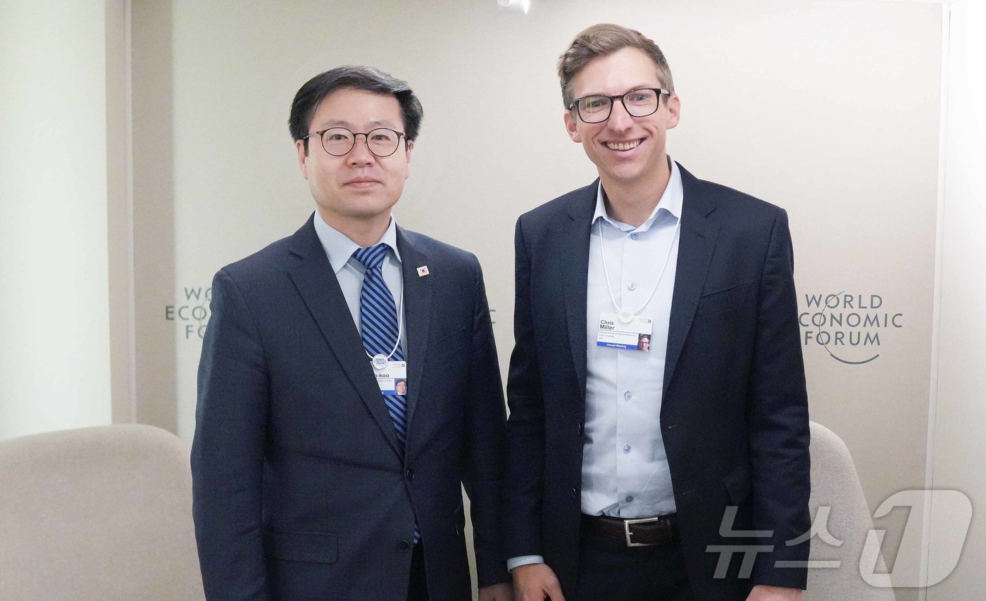 (서울=뉴스1) = 여한구 산업통상부 통상교섭본부장이 21일(현지시간) 스위스 다보스에서 열린 ‘2026 세계경제포럼 연차회의’에서 크리스 밀러 플레처 스쿨 교수와 면담 후 기념촬 …