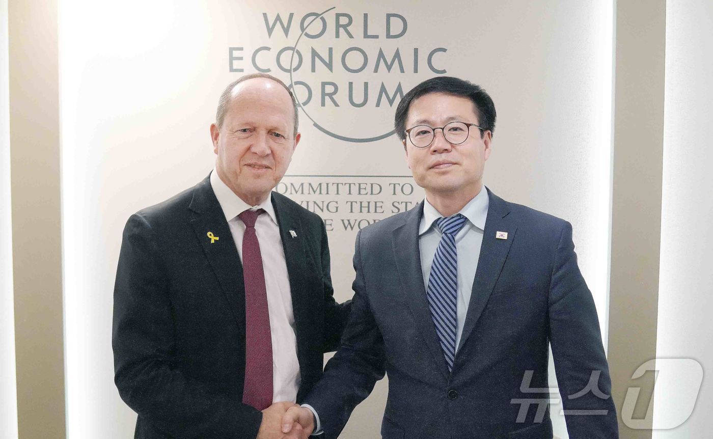 (서울=뉴스1) = 여한구 산업통상부 통상교섭본부장이 21일(현지시간) 스위스 다보스에서 열린 ‘2026 세계경제포럼 연차회의’에서 니르 바르카트 이스라엘 경제산업부 장관과 면담 …