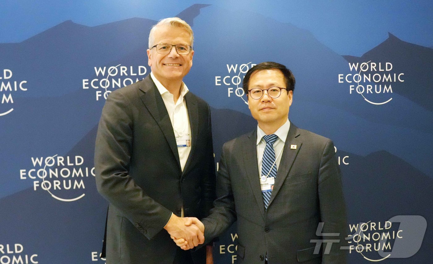 (서울=뉴스1) = 여한구 산업통상부 통상교섭본부장이 21일(현지시간) 스위스 다보스에서 열린 ‘2026 세계경제포럼 연차회의’에서 빈센트 클러크 머스크 CEO와 면담 후 기념촬영 …