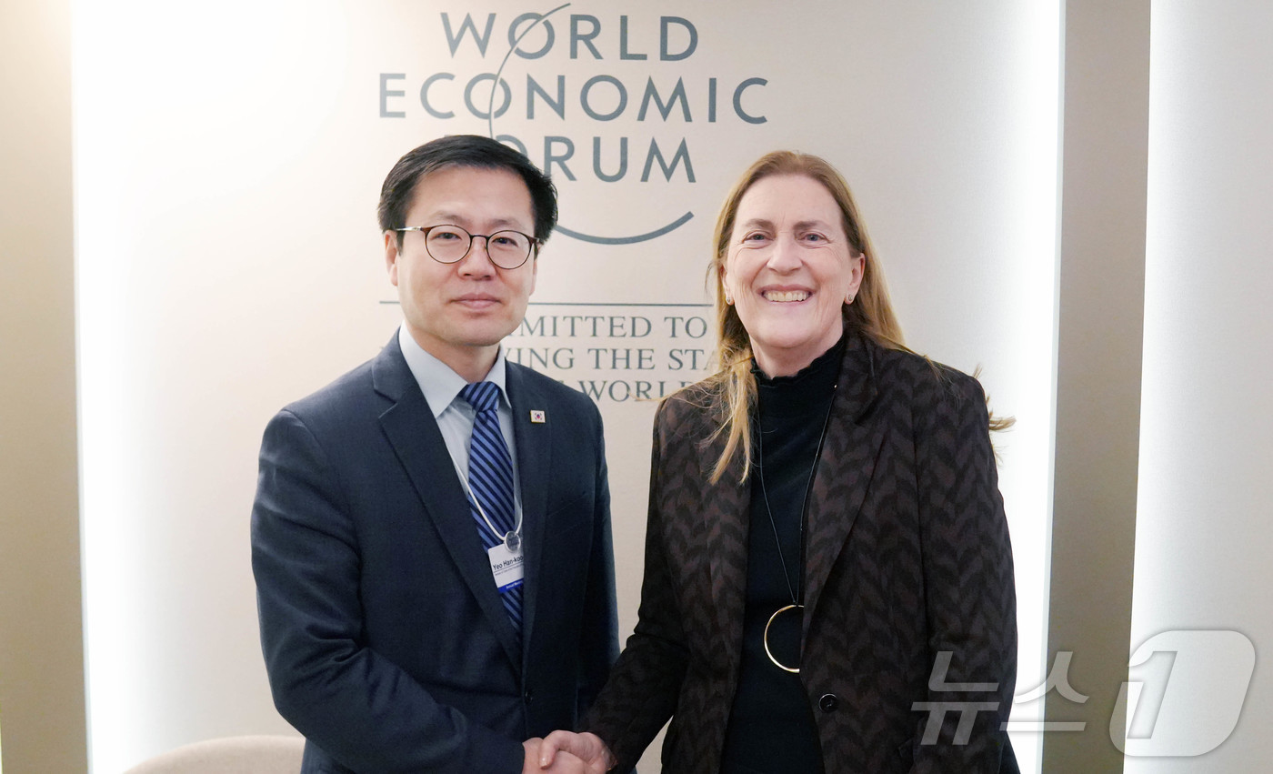(서울=뉴스1) = 여한구 산업통상부 통상교섭본부장이 21일(현지시간) 스위스 다보스에서 열린 ‘2026 세계경제포럼 연차회의’에서 헬렌 부들리거 아르티에다 스위스 연방 경제담당국 …