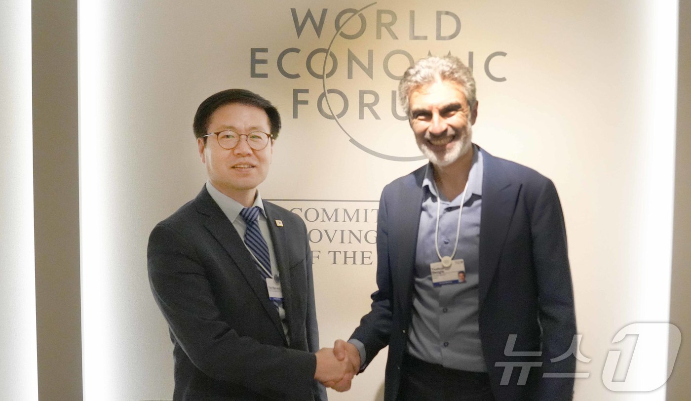 (서울=뉴스1) = 여한구 산업통상부 통상교섭본부장이 21일(현지시간) 스위스 다보스에서 열린 ‘2026 세계경제포럼 연차회의’에서 요슈아 벤지오 몬트리올대학교 교수와 면담 후 기 …