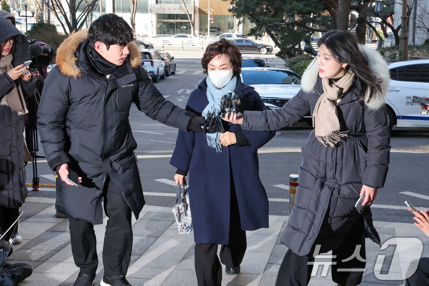 본문 이미지 - 김병기 무소속 의원의 배우자 이예다 씨가 22일 오후 마포구 서울경찰청 공공범죄수사대에서 법인카드 유용 의혹과 관련 피의자 신분으로 조사를 받기 위해 출석하고 있다. 2026.1.22/뉴스1 ⓒ News1 안은나 기자