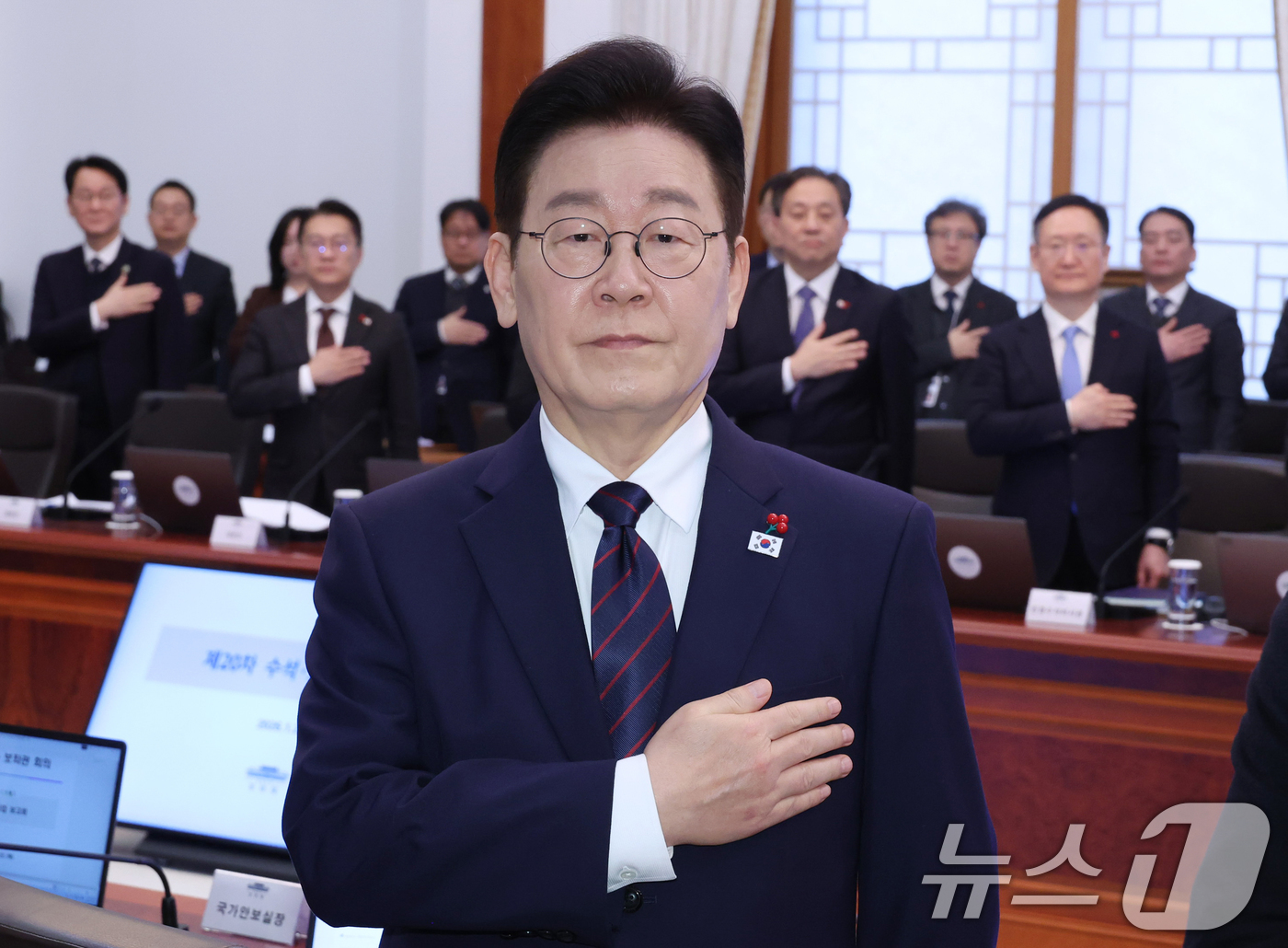 (서울=뉴스1) 허경 기자 = 이재명 대통령이 22일 청와대에서 열린 수석보좌관회의에서 참석자들과 국민의례를 하고 있다. (청와대통신사진기자단) 2026.1.22/뉴스1