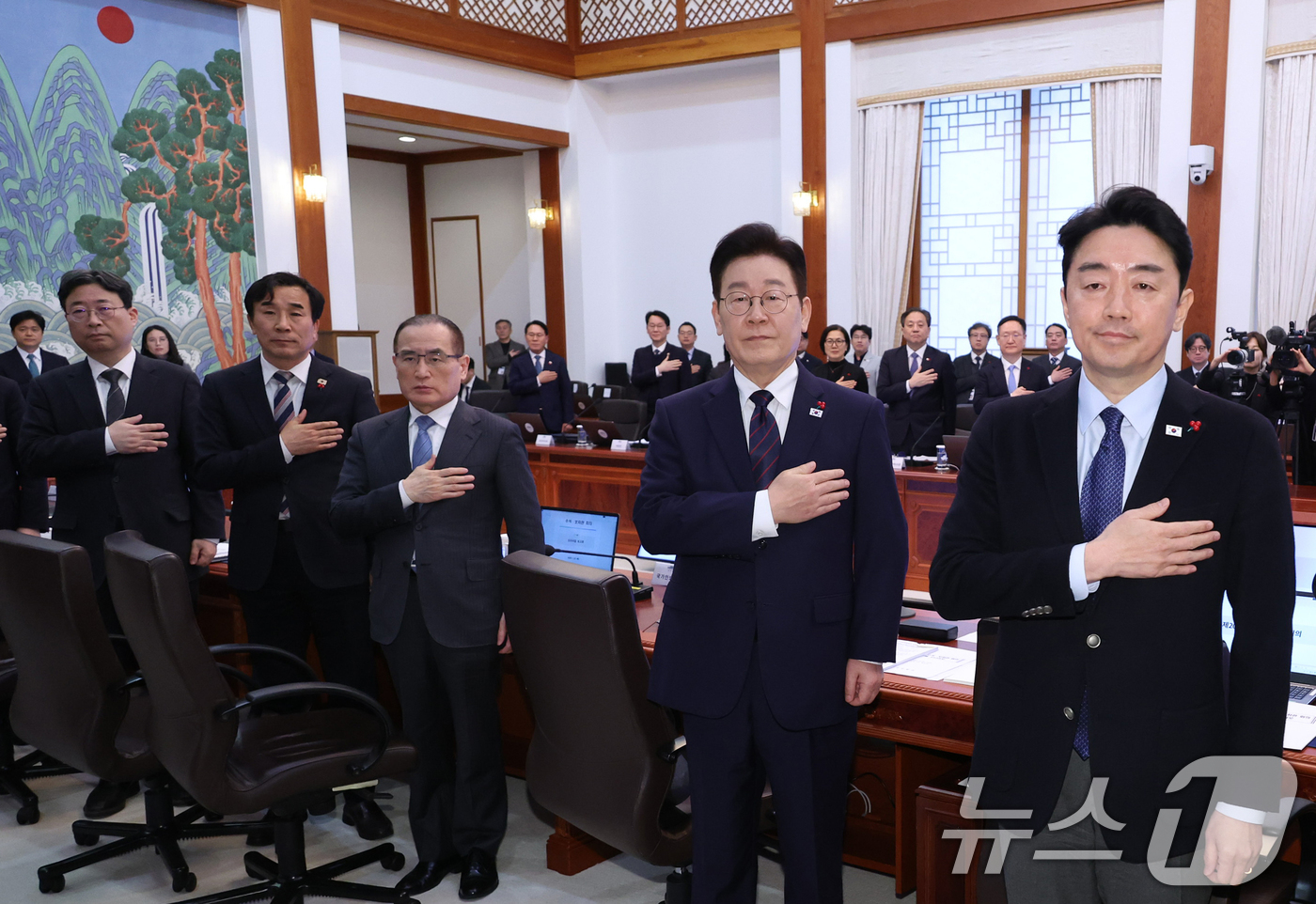 (서울=뉴스1) 허경 기자 = 이재명 대통령이 22일 청와대에서 열린 수석보좌관회의에서 참석자들과 국민의례를 하고 있다. (청와대통신사진기자단) 2026.1.22/뉴스1