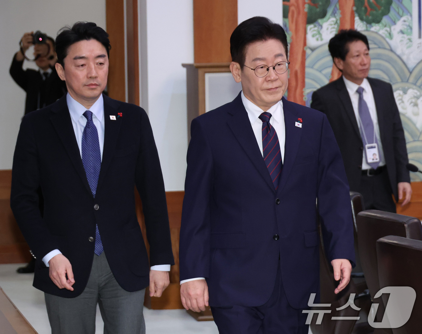 (서울=뉴스1) 허경 기자 = 이재명 대통령이 22일 청와대에서 열린 수석보좌관회의에 강훈식 비서실장과 함께 입장하고 있다. (청와대통신사진기자단) 2026.1.22/뉴스1