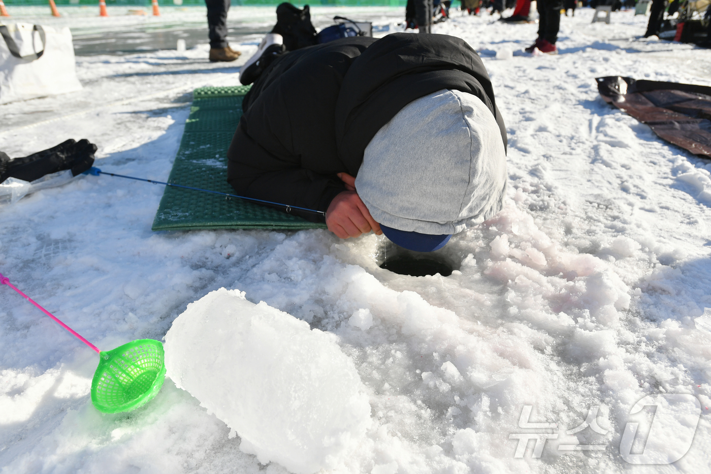 (화천=뉴스1) 한귀섭 기자 = 한파특보가 발효 중인 22일 강원 화천산천어축제장을 찾은 관광객들이 산천어 얼음낚시를 즐기고 있다.(화천군 제공, 재판매 및 DB금지)  2026. …