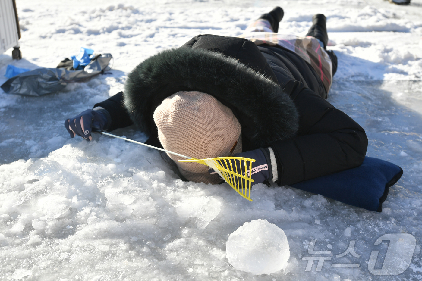 (화천=뉴스1) 한귀섭 기자 = 한파특보가 발효 중인 22일 강원 화천산천어축제장을 찾은 관광객들이 산천어 얼음낚시를 즐기고 있다.(화천군 제공, 재판매 및 DB금지)  2026. …