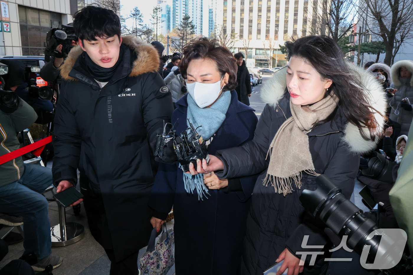 (서울=뉴스1) 안은나 기자 = 김병기 무소속 의원의 배우자 이예다 씨가 22일 오후 마포구 서울경찰청 공공범죄수사대에서 법인카드 유용 의혹과 관련 피의자 신분으로 조사를 받기 위 …