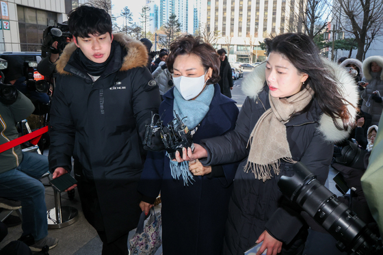 마스크 쓰고 경찰 조사 향하는 김병기 의원 부인