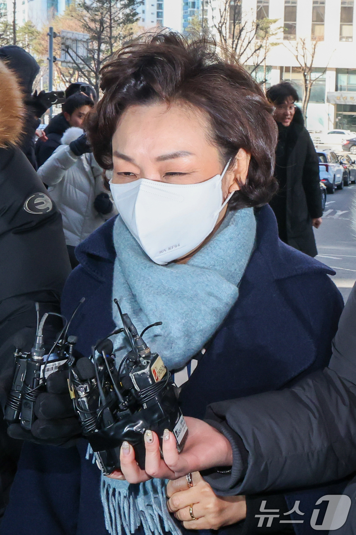 (서울=뉴스1) 안은나 기자 = 김병기 무소속 의원의 배우자 이예다 씨가 22일 오후 마포구 서울경찰청 공공범죄수사대에서 법인카드 유용 의혹과 관련 피의자 신분으로 조사를 받기 위 …