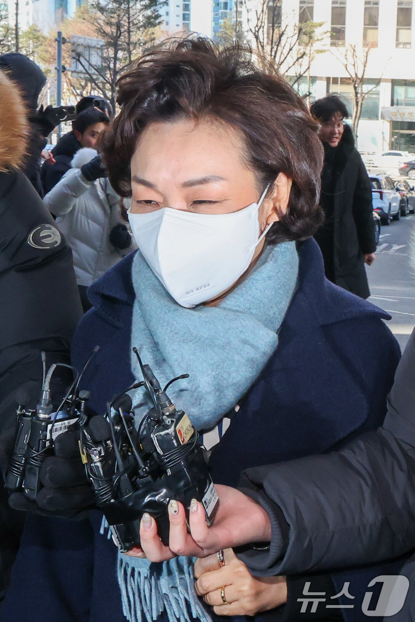 본문 이미지 - 김병기 무소속 의원의 배우자 이예다 씨가 22일 오후 마포구 서울경찰청 공공범죄수사대에서 법인카드 유용 의혹과 관련 피의자 신분으로 조사를 받기 위해 출석하고 있다. 2026.1.22/뉴스1 ⓒ News1 안은나 기자