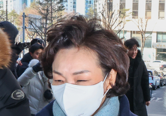 마스크 쓰고 경찰 조사 향하는 김병기 의원 부인