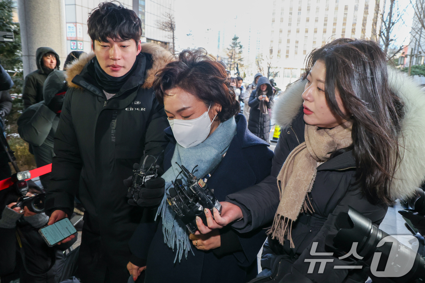 (서울=뉴스1) 안은나 기자 = 김병기 무소속 의원의 배우자 이예다 씨가 22일 오후 마포구 서울경찰청 공공범죄수사대에서 법인카드 유용 의혹과 관련 피의자 신분으로 조사를 받기 위 …