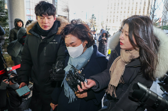 김병기 의원 부인 '묵묵부답'