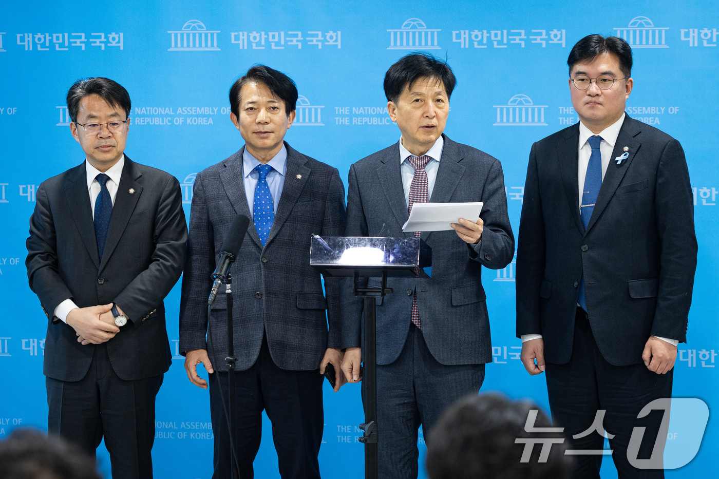 (서울=뉴스1) 유승관 기자 = 오기형 더불어민주당 코스피5000 특별위원장이 22일 서울 여의도 국회 소통관에서 코스피 5000 돌파 청와대 초청 오찬을 마친 후 브리핑을 하고 …