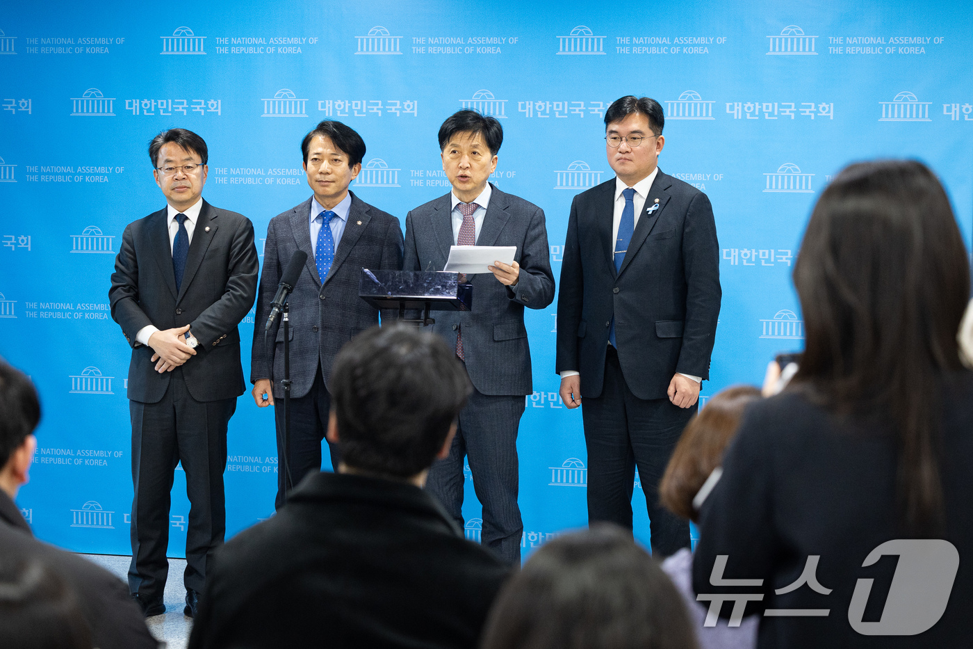 (서울=뉴스1) 유승관 기자 = 오기형 더불어민주당 코스피5000 특별위원장이 22일 서울 여의도 국회 소통관에서 코스피 5000 돌파 청와대 초청 오찬을 마친 후 브리핑을 하고 …