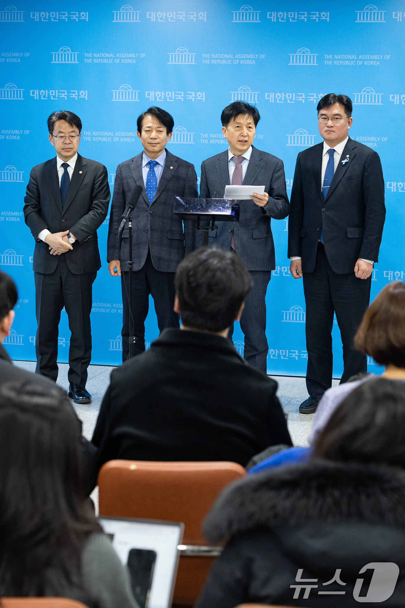 (서울=뉴스1) 유승관 기자 = 오기형 더불어민주당 코스피5000 특별위원장이 22일 서울 여의도 국회 소통관에서 코스피 5000 돌파 청와대 초청 오찬을 마친 후 브리핑을 하고 …